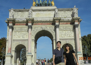 パリ・凱旋門前にて