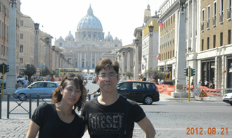 ローマ・サンピエトロ寺院前にて