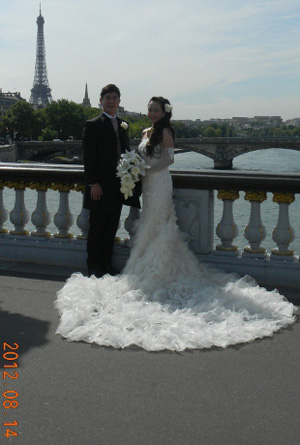 パリ・エッフェル塔をバックに