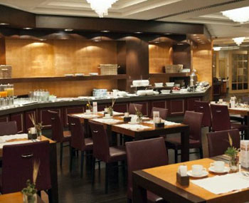 ホテル・朝食のレストラン