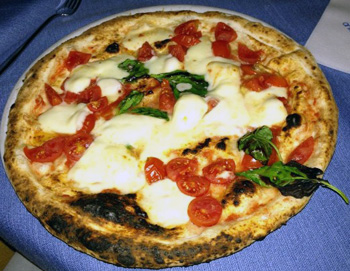 夕食のピッツァ