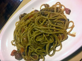 レストランのたこ墨パスタ