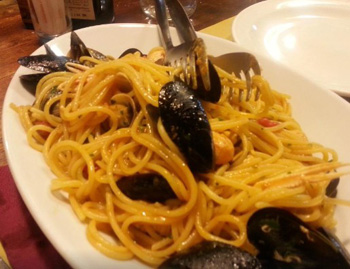 レストランのムール貝のパスタ