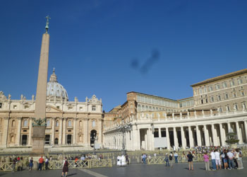 バチカン・サンピエトロ広場にて