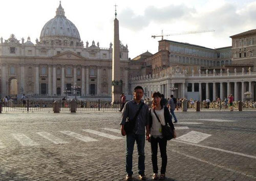 八木様撮影・サンピエトロ寺院前にて