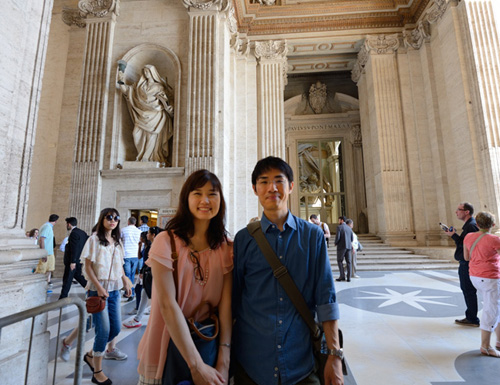 サンピエトロ大聖堂前にて